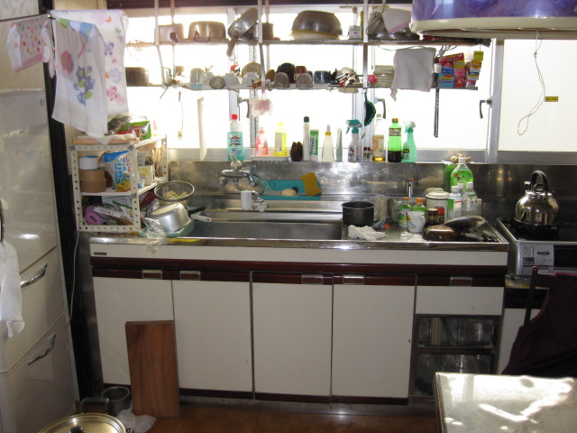 既存のお使いのキッチンです。　宮城県石巻市内の住宅でキッチンリフォーム　フローリング工事、クロス張替えも含んだリフォームパックです
